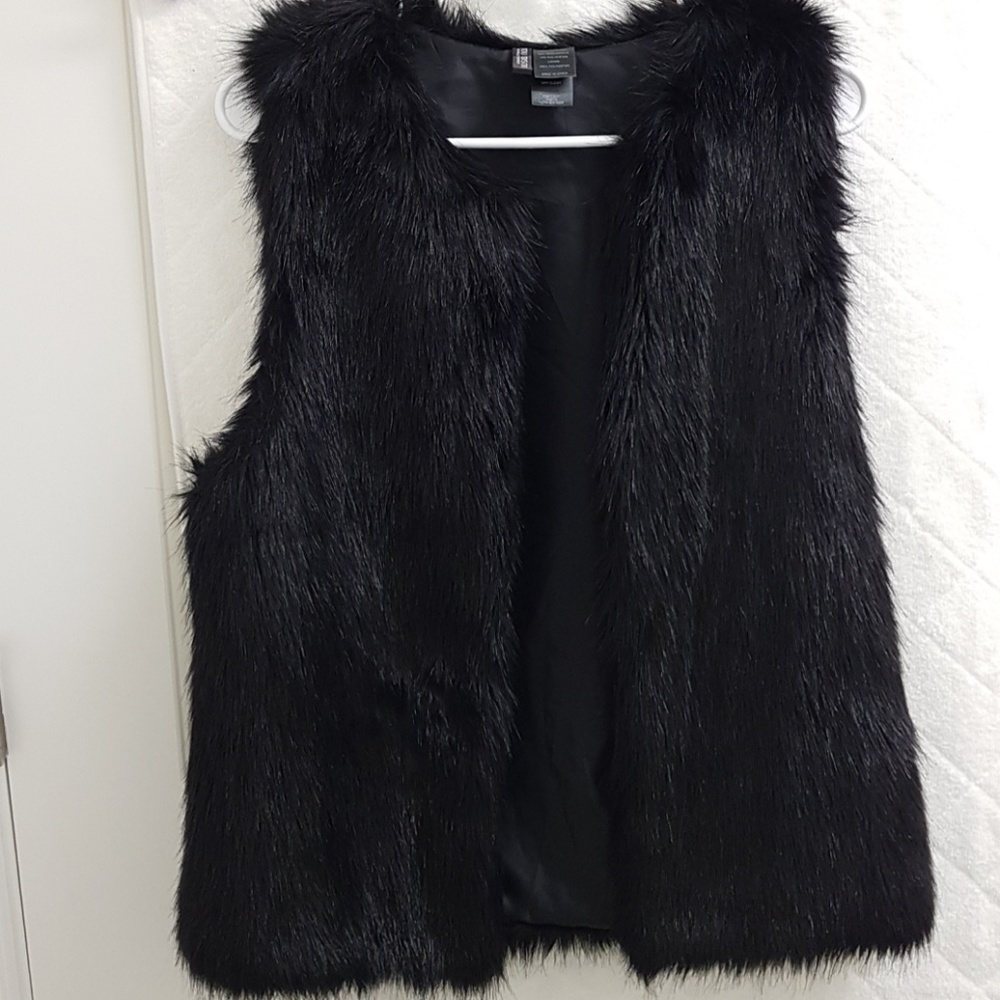 Black faux fur vest.XS